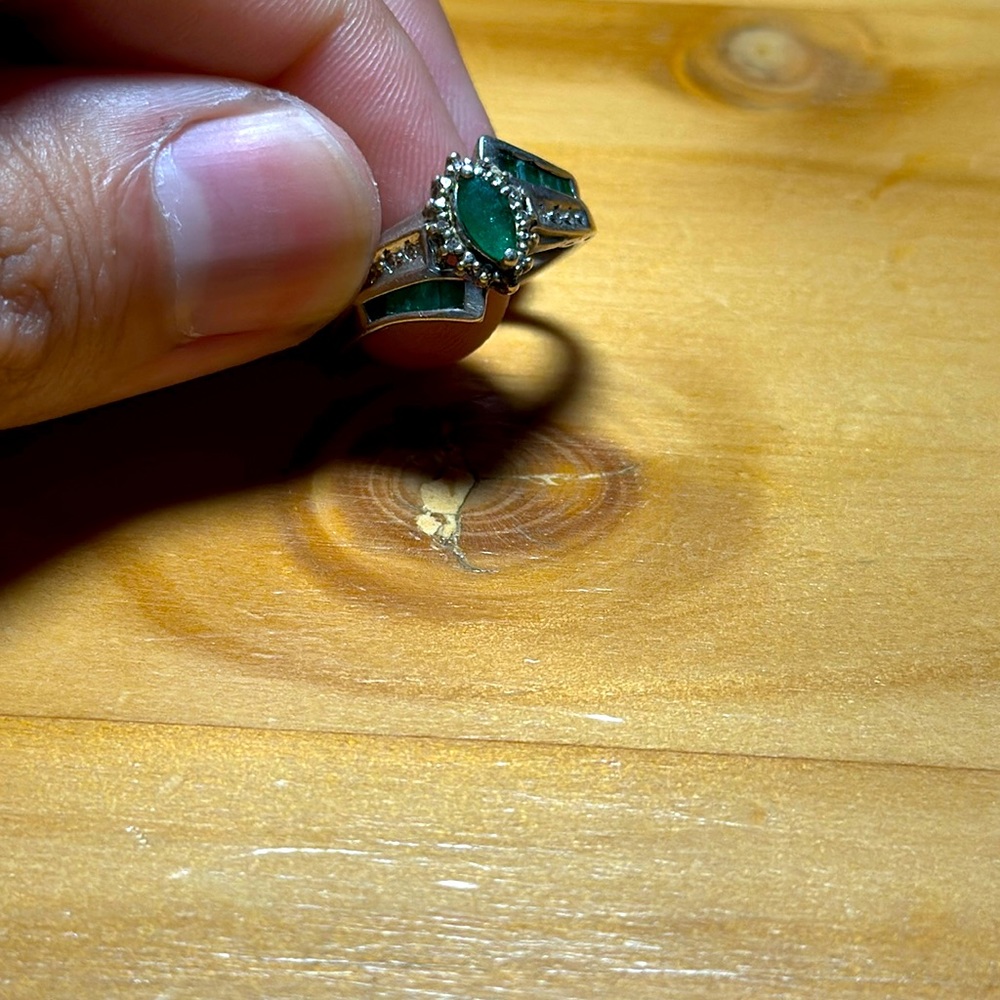 925 silver ring with green stones